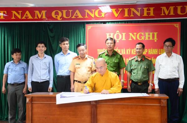 Tuyên truyền Luật Giao thông đường bộ và ký cam kết đối với cộng đồng Tôn giáo