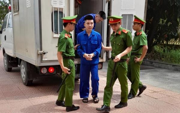 Cú trượt dài của cậu thanh niên làng biển