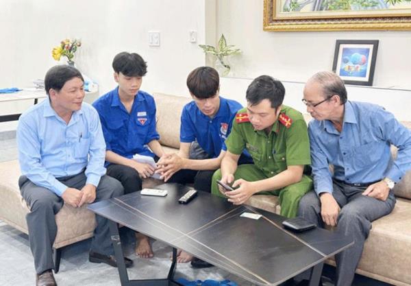 Đi từng ngõ, gõ từng nhà vận động người dân cài đặt VneID