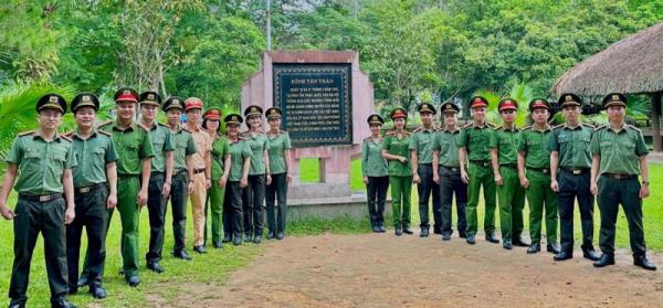 Đoàn viên, hội viên phụ nữ Công an TP Đà Nẵng Về nguồn tại các tỉnh phía Bắc