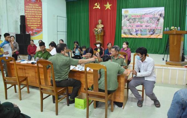 Lên biên giới cấp giấy thông hành cho đồng bào
