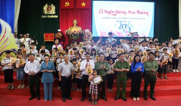 Gần 800 con cán bộ chiến sĩ Công an Đắk Nông được tuyên dương khen thưởng