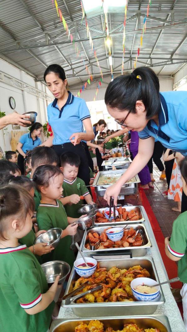 Điều thú vị, đầy bất ngờ trong ngày khai giảng tại Trường Mầm non Ngọc Lan (Hải Châu, Đà Nẵng):    Đón trẻ bằng tiệc buffef