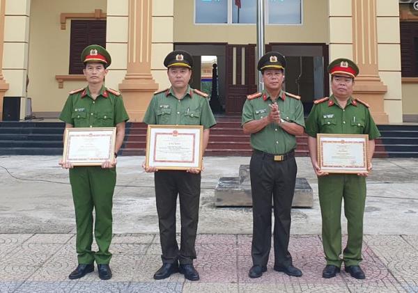 Khen thưởng nhiều cá nhân, đơn vị của CA Quảng Trị