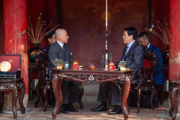 Chủ tịch nước Lương Cường và Quốc vương Campuchia thưởng trà tại Văn Miếu - Quốc Tử Giám