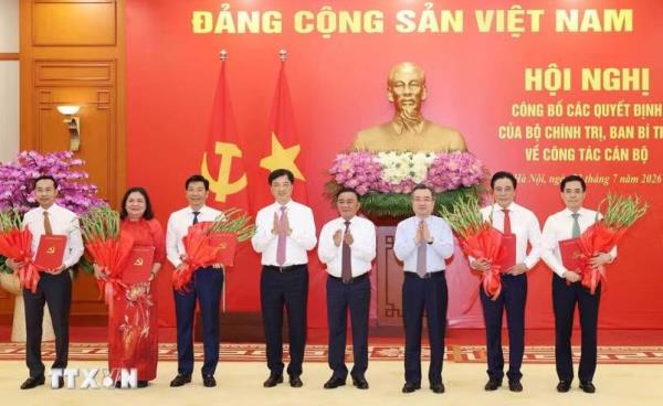 Công bố các quyết định của Bộ Chính trị, Ban Bí thư về công tác cán bộ