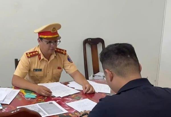Xử phạt tài xế ô-tô vượt đèn đỏ