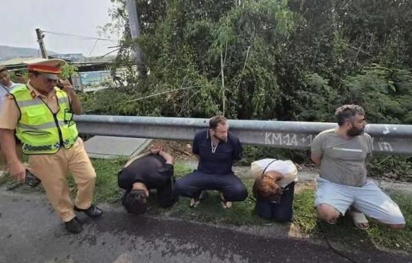 Truy nóng nhóm người nước ngoài trộm vàng