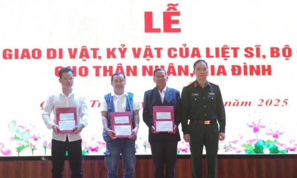 Đón nhận di vật, kỷ vật của 3 liệt sĩ quê hương Quảng Trị