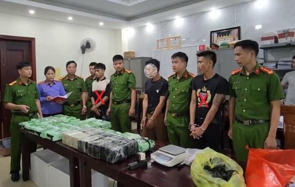 Bắt đối tượng vận chuyển 60 bánh heroin và 37kg đá