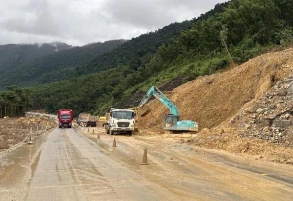 Tiếp tục hạn chế xe tải nặng, xe khách vào cao tốc La Sơn - Hòa Liên dịp Tết