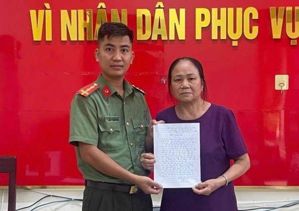 Người dân cảm ơn Công an xã