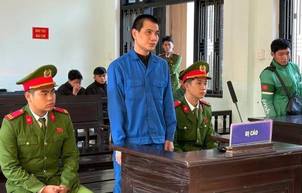 Không trả tiền xe, dùng kéo đâm tài xế xe ôm