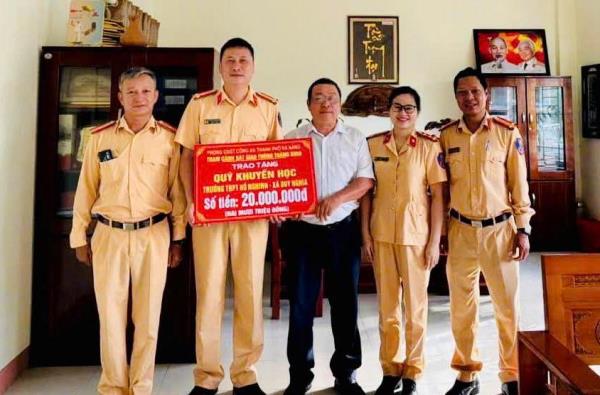 Tiếp sức học sinh khó khăn đến trường