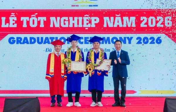 Hơn 400 tân cử nhân, kỹ sư Trường Đại học Công nghệ Thông tin và Truyền thông Việt - Hàn nhận bằng tốt nghiệp