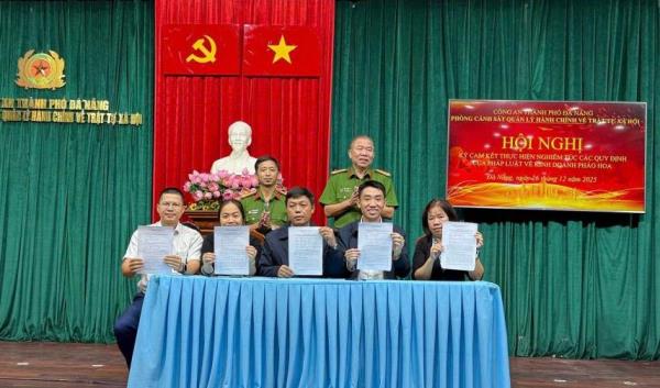 18 doanh nghiệp kinh doanh pháo hoa ký cam kết chấp hành pháp luật