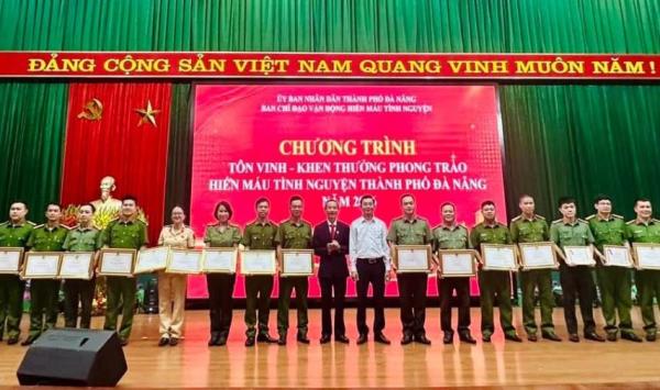Những giọt máu mang nặng nghĩa tình