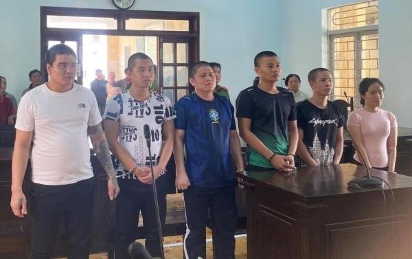 Kẻ mua người bán cùng lãnh án
