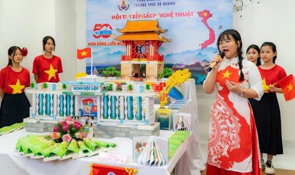 Ấn tượng với tác phẩm xếp sách nghệ thuật do học sinh Đà Nẵng thể hiện