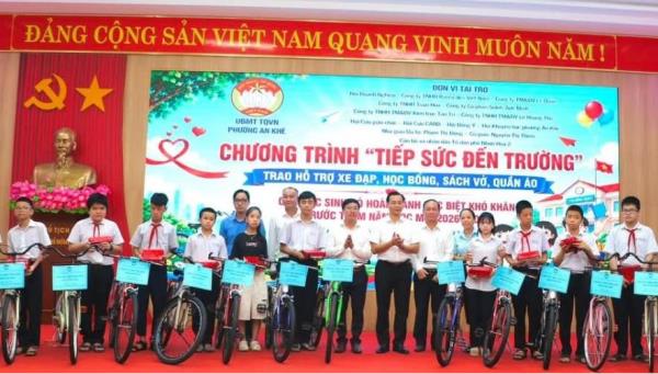 Tiếp sức học sinh có hoàn cảnh khó khăn đến trường