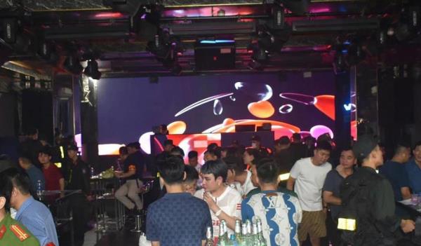 Hàng chục dân chơi dương tính ma túy trong quán bar ở Hưng Yên