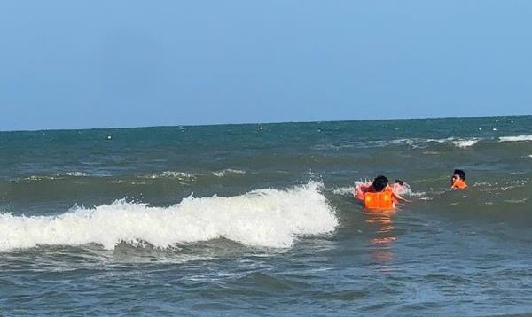 3 người trong một gia đình gặp nạn khi tắm biển Mỹ Khê, 2 người mất tích