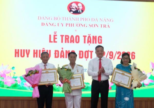 Trao tặng Huy hiệu Đảng cho 206 đảng viên thuộc Đảng bộ phường Sơn Trà