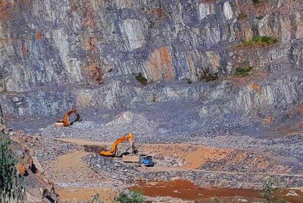 Đà Nẵng cần thận trọng khi nâng công suất các mỏ đất, đá