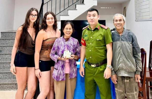 Hai nữ du khách tốt bụng