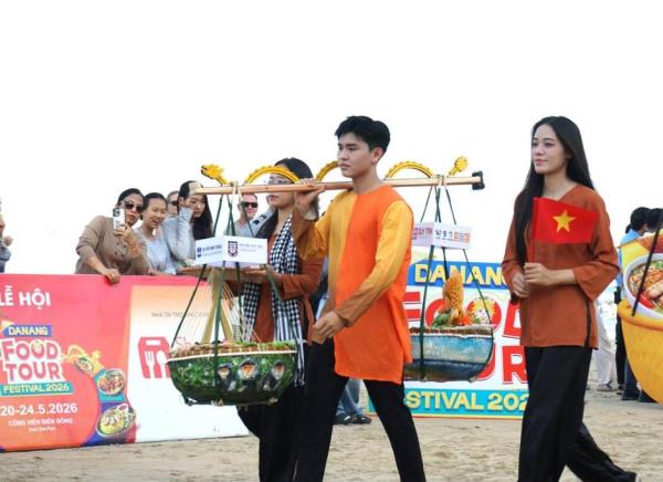 Gánh vị Đà Nẵng tái hiện không gian ẩm thực đường phố bên biển Mỹ Khê