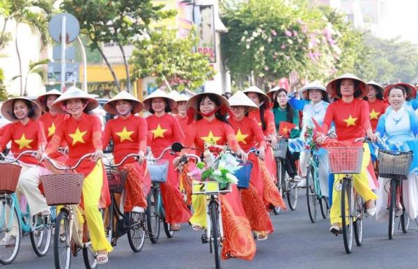 Rực rỡ sắc màu Carnival đường phố Festival Biển Khánh Hòa 2026