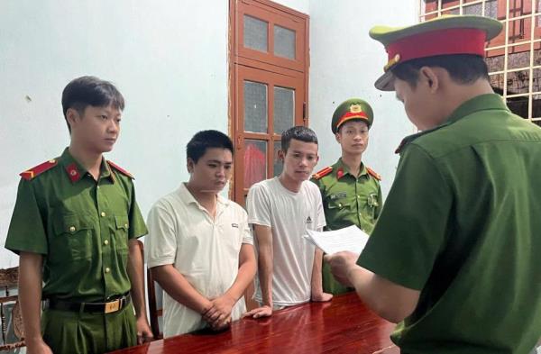 Khởi tố 2 con nghiện
