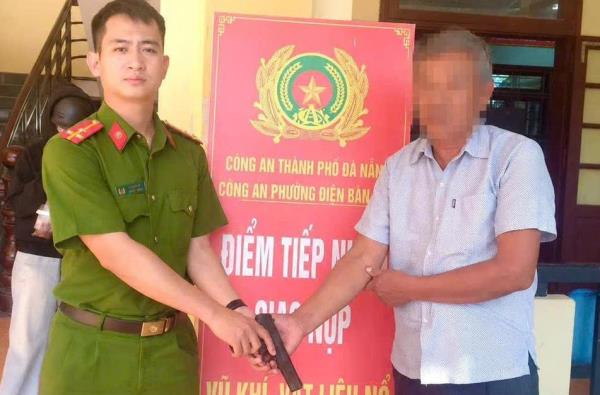 Giao nộp súng, đạn tìm thấy khi đào móng nhà