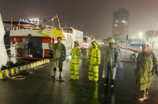 Lực lượng Công an căng mình hỗ trợ nhân dân vùng lụt