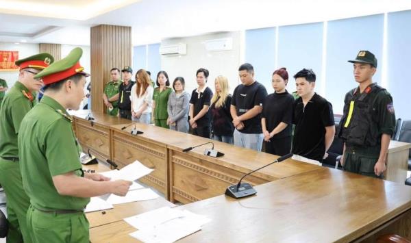 Khởi tố quản lý và 6 nhân viên quán Saga có hành vi buôn bán khí cười