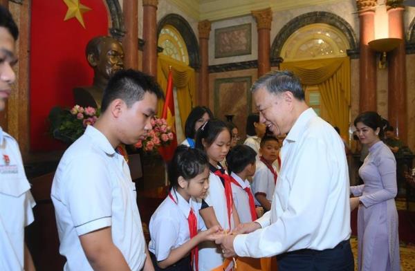 Chủ tịch nước Tô Lâm gặp mặt các thanh, thiếu niên tiêu biểu là con em trong lực lượng Công an nhân dân