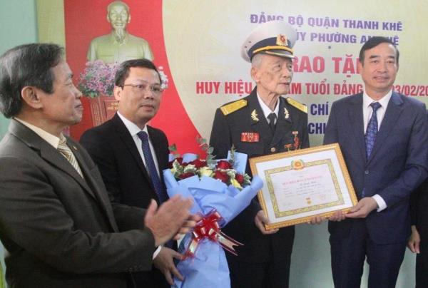 Trao Huy hiệu 80 năm tuổi Đảng cho đồng chí Lê Đình Kiến