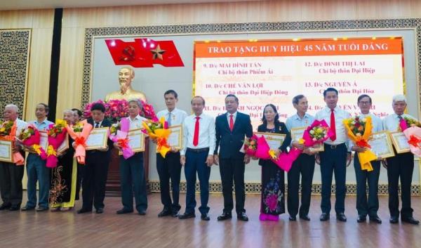 Trao tặng Huy hiệu Đảng cho 115 đảng viên