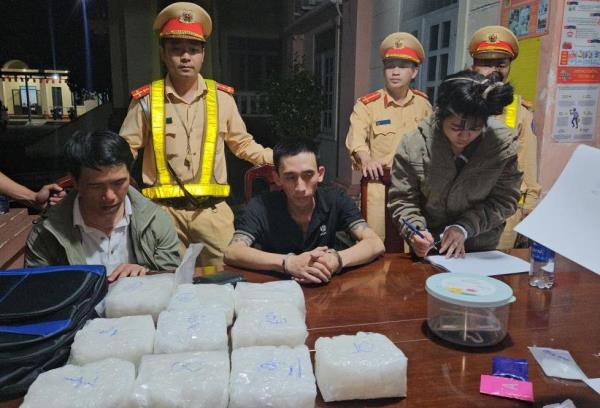 Bắt giữ nhóm đối tượng mua bán, vận chuyển hơn 10kg ma túy từ Quảng Ngãi vào TP Hồ Chí Minh tiêu thụ