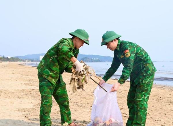 Những người lính quân hàm xanh giữ màu xanh cho biển Đà Nẵng