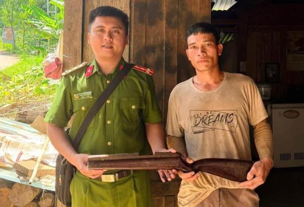 Người dân giao nộp súng kíp