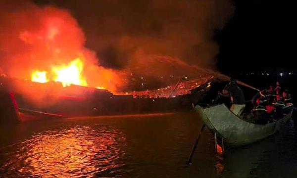Cháy tàu cá lúc nửa đêm