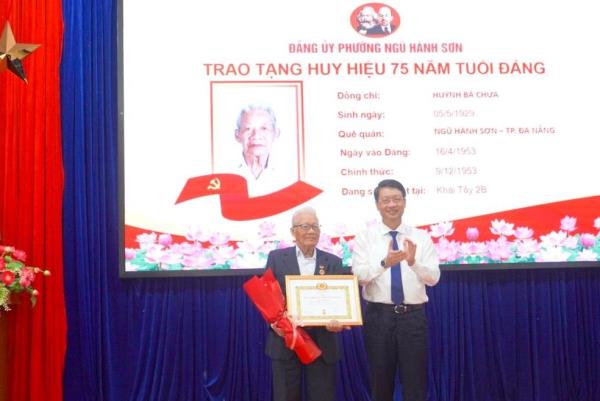 Trao Huy hiệu Đảng cho đảng viên phường Ngũ Hành Sơn và Thanh Khê