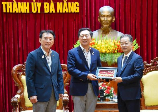 Bí thư Thành ủy Nguyễn Văn Quảng tiếp đoàn đại biểu Quốc hội Hàn Quốc