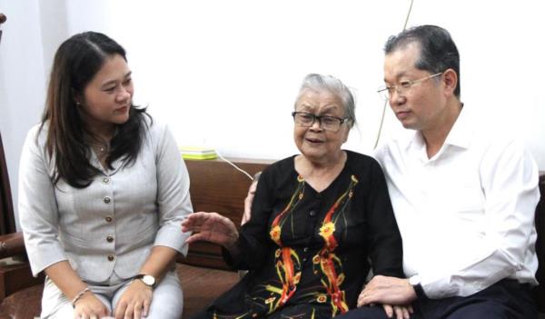 Bí thư Thành ủy Đà Nẵng Nguyễn Văn Quảng thăm, tặng quà các gia đình chính sách