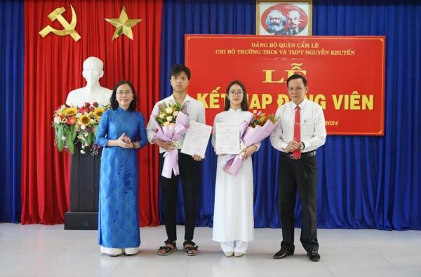 Trường THCS và THPT Nguyễn Khuyến kết nạp 2 học sinh ưu tú vào Đảng