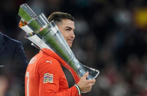 Ronaldo chạy lại, quỵ xuống, rồi khóc…