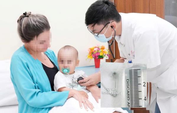 Cứu bé gái 9 tháng tuổi nuốt kim băng đang bung mở