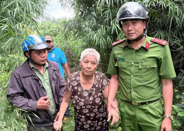 Công an xã tìm được cụ bà đi lạc