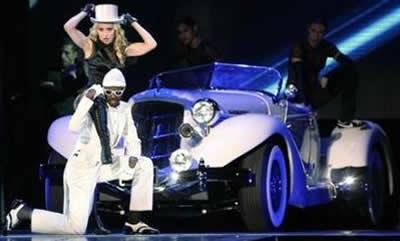 Madonna khởi động tour diễn Sticky and Sweet